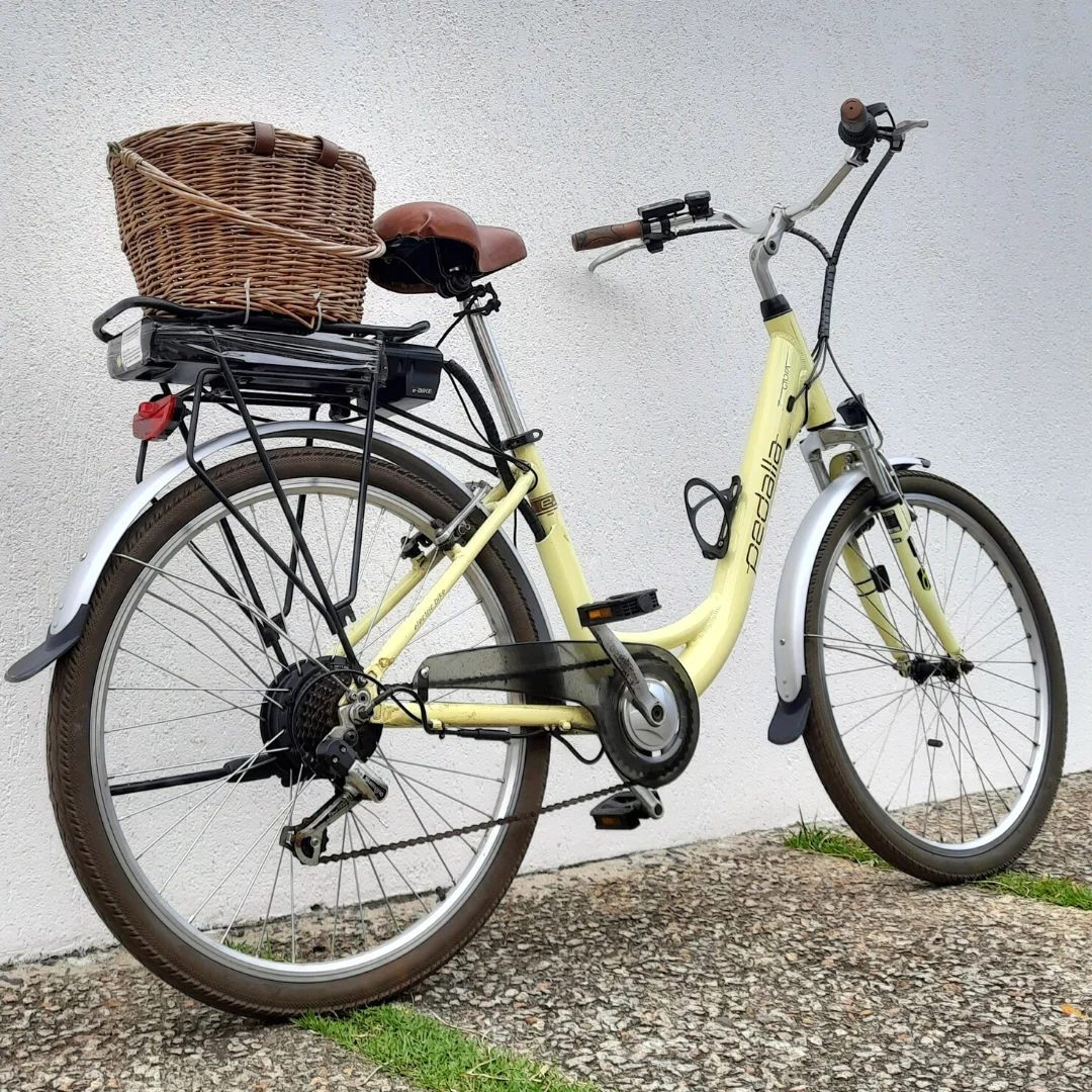 Bicicleta urbana convertida com motor traseiro e bateria de bagageiro.