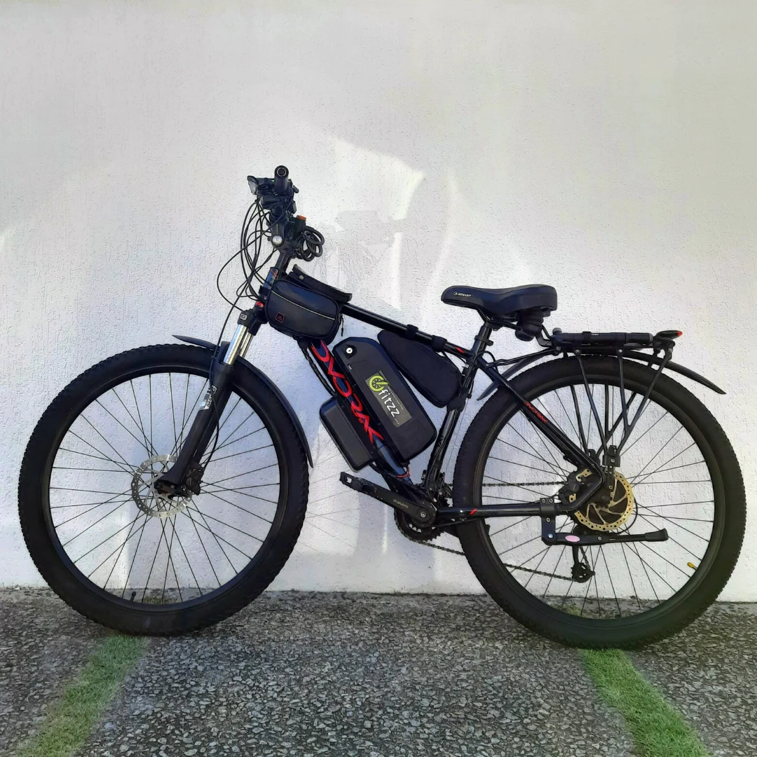 Bicicleta convertida com motor traseiro e bateria trapézio.