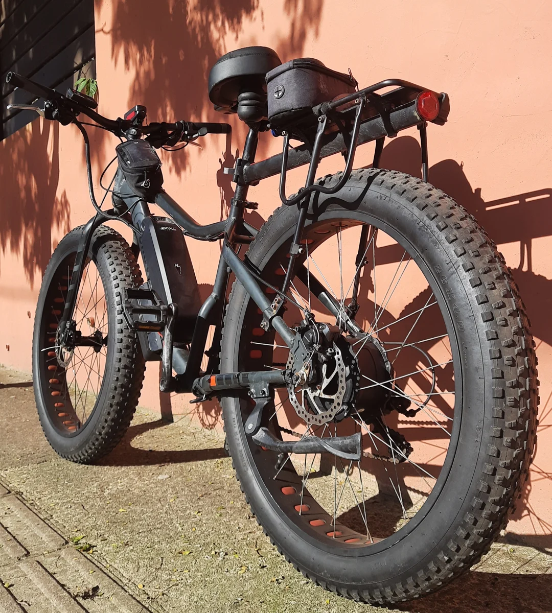 Fat bike com pneus largos e motor traseiro apresentada pela Fitzz para o kit FAT-500.